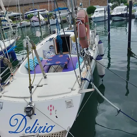 Classic House Boat Hotel en barco